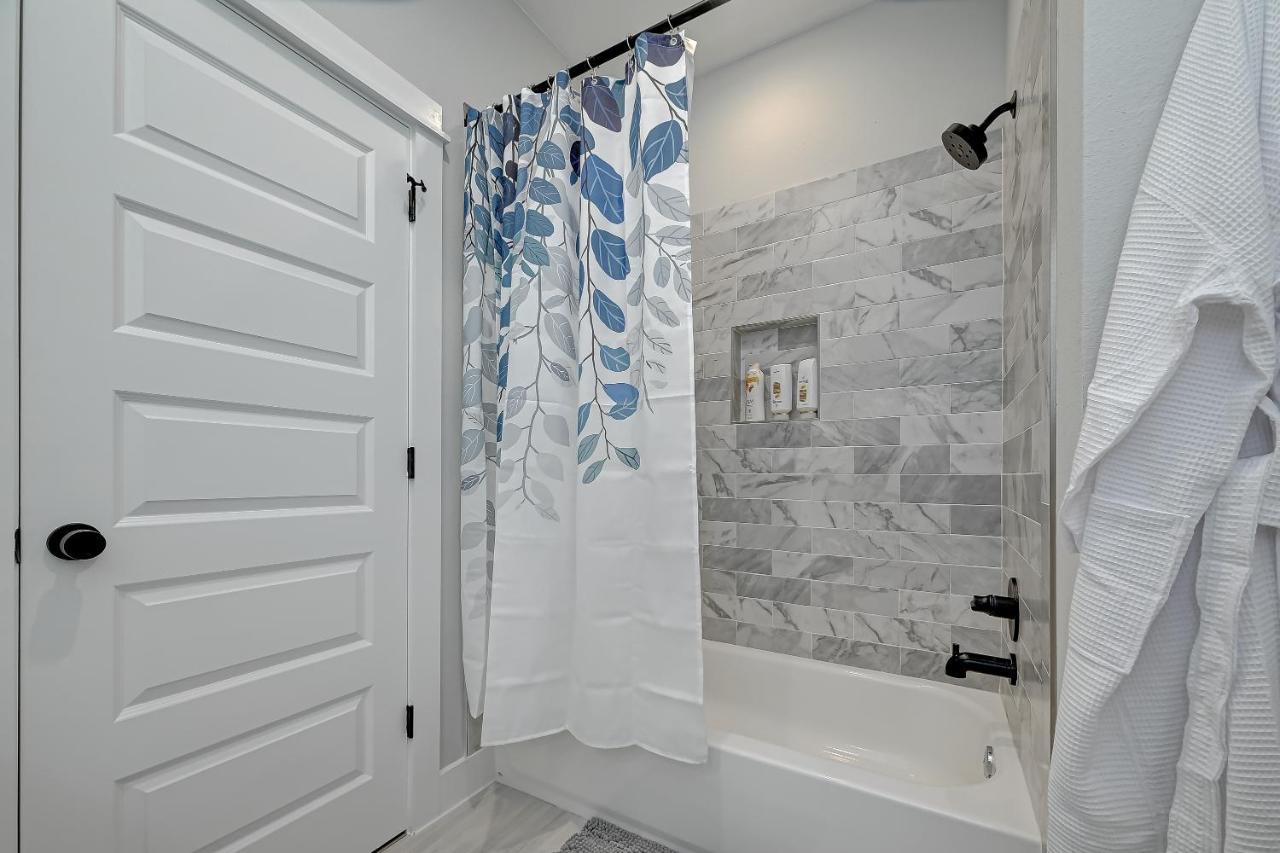 Elegant 3br Haven- Games, Luxury & Lush Garden *