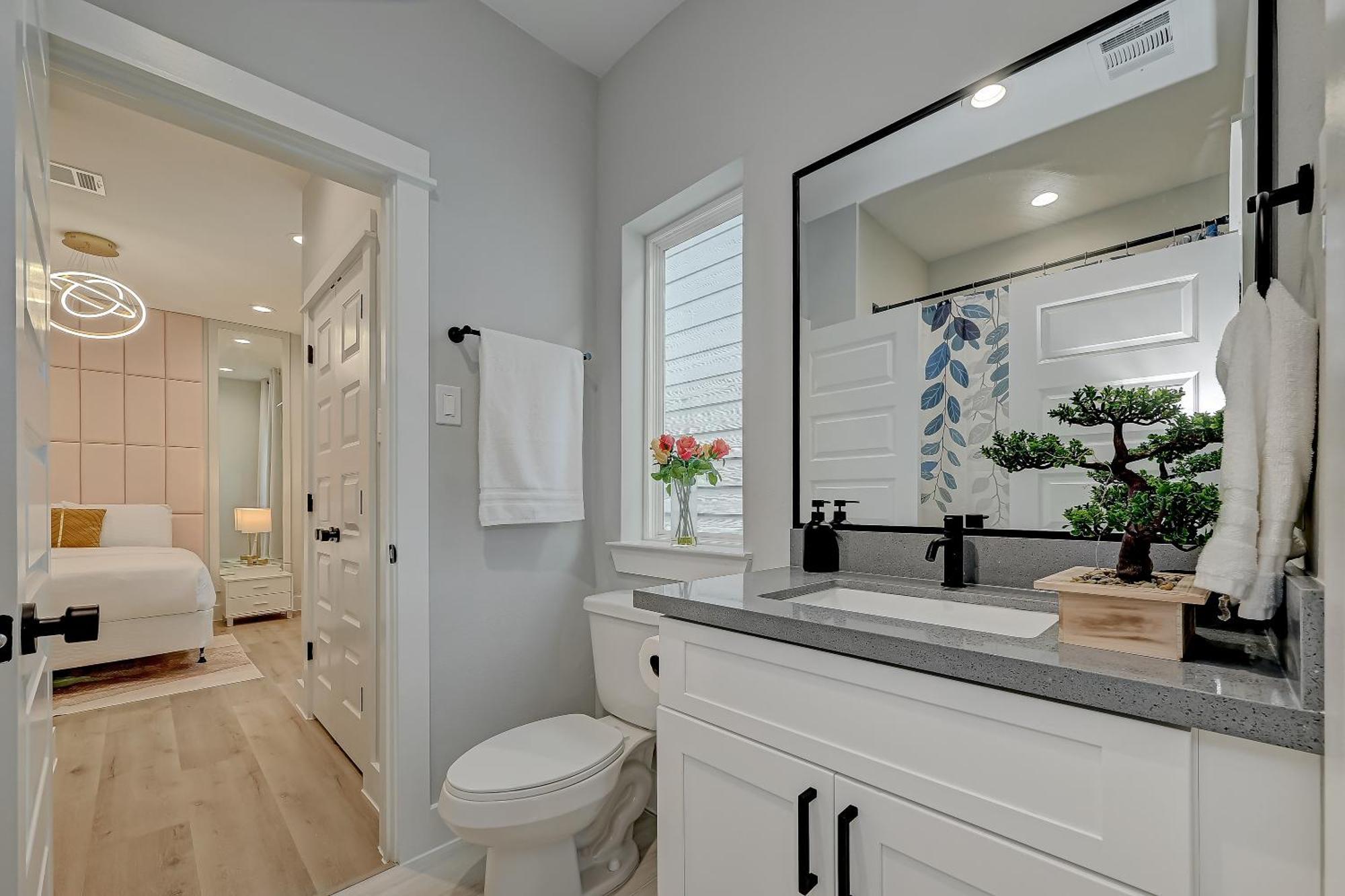 Elegant 3br Haven- Games, Luxury & Lush Garden Villa