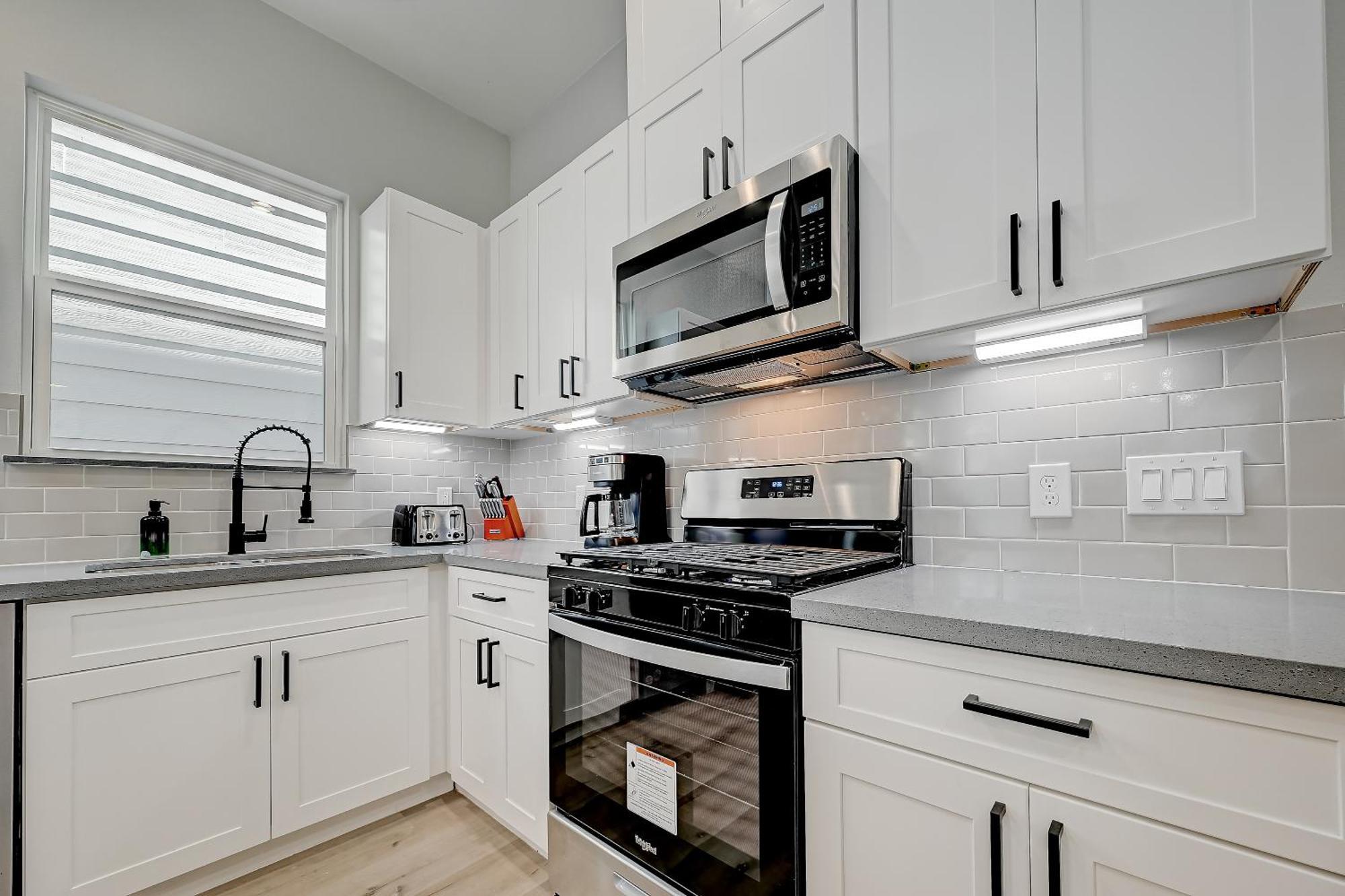 Elegant 3br Haven- Games, Luxury & Lush Garden